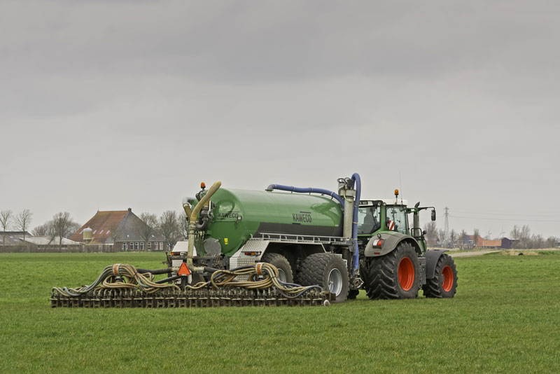 Traktor bringt Gülle auf dem Feld aus