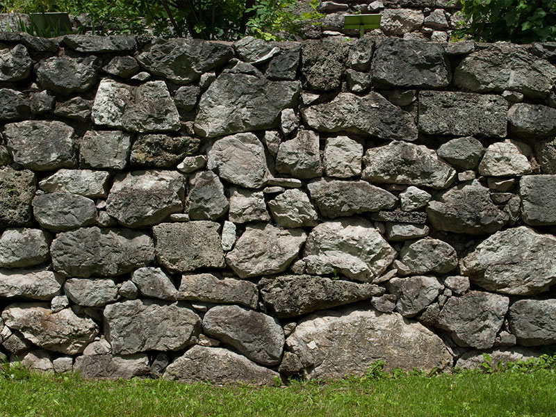 Sichtschutzmauer aus Wasserbausteinen